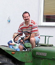 Kleine Jungs auf groem Traktor *g