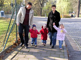 Spaziergänger - Thomas, Konrad, Julie, Charlotte und Cecilie