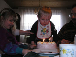 Konrad hat Geburtstag: Zwei Kerzen auspusten