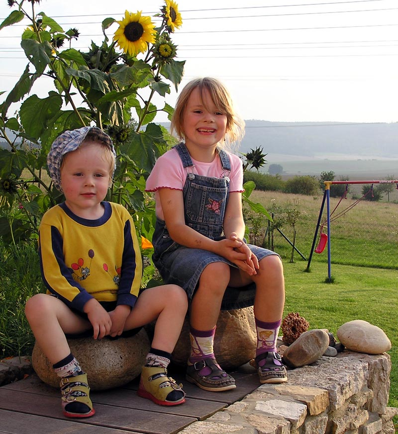 Anna-Lena und Konrad auf Stein mit Sonnenblume